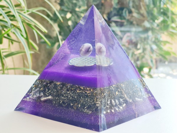 Orgonite pyramide sphère améthyste violette